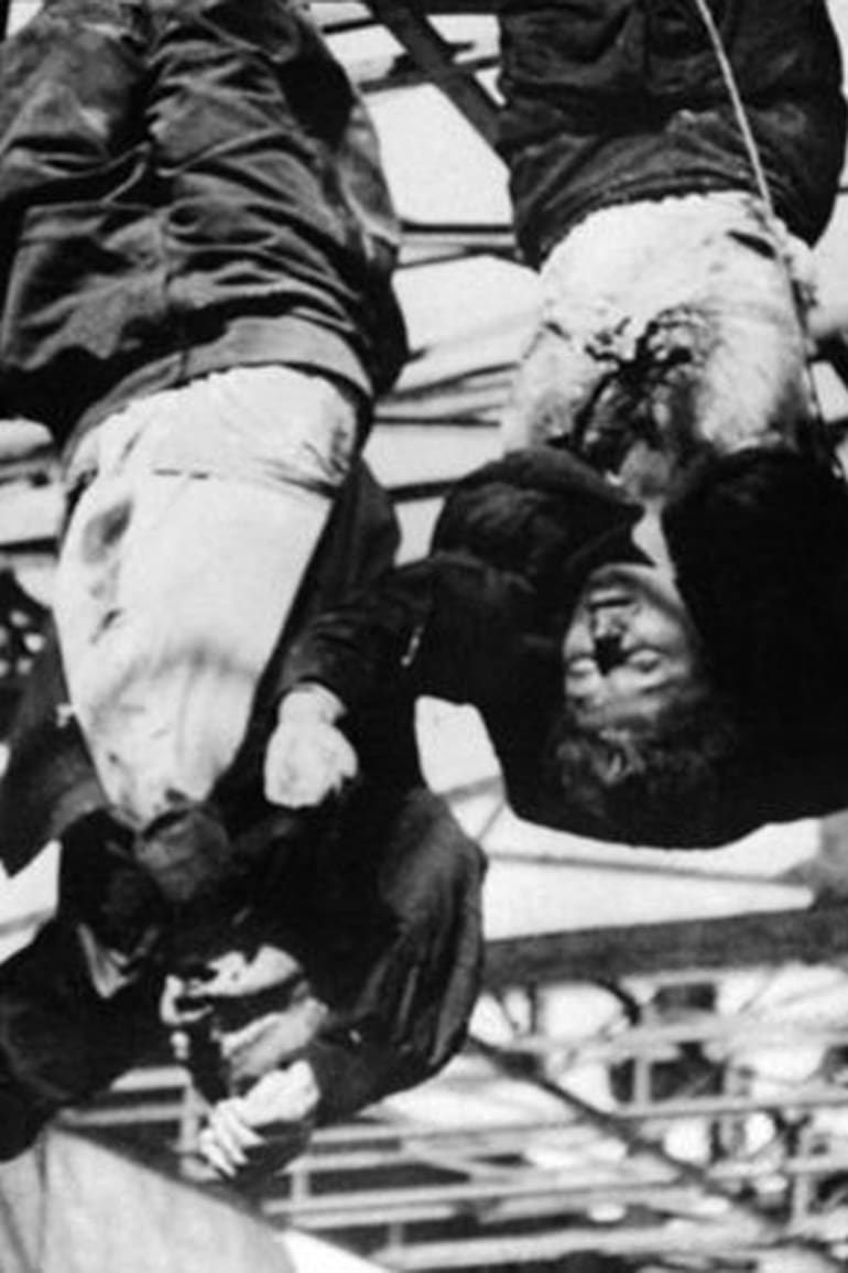 Los cuerpos de Mussolini y Petacci, colgando en la Plaza de Loreto, en Milán.