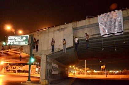 ARCHIVO. Los cuerpos de nueve personas fueron encontrados colgando de un puente en Nuevo Laredo, México en mayo de 2020
