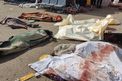 Los cuerpos de personas fallecidas en un presunto ataque israelí yacen en el suelo en las inmediaciones del complejo hospitalario Al-Shifa en la Ciudad de Gaza el 10 de noviembre de 2023.