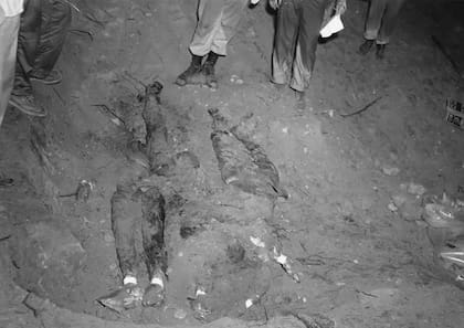 Los cuerpos de Schwerner, Chaney y Goodman en una fotografía del FBI fue presentada como prueba por la fiscalía en el juicio de Edgar Ray Killen el 17 de junio de 2005. en Filadelfia, Misisipi