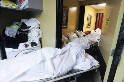 Los cuerpos embalsamados yacían envueltos en plástico antes de la fecha de su entierro en medio de un desbordamiento de los fallecidos durante la pandemia de Covid-19 en McKenzie Mortuary Services el 15 de marzo de 2021 en Long Beach, California