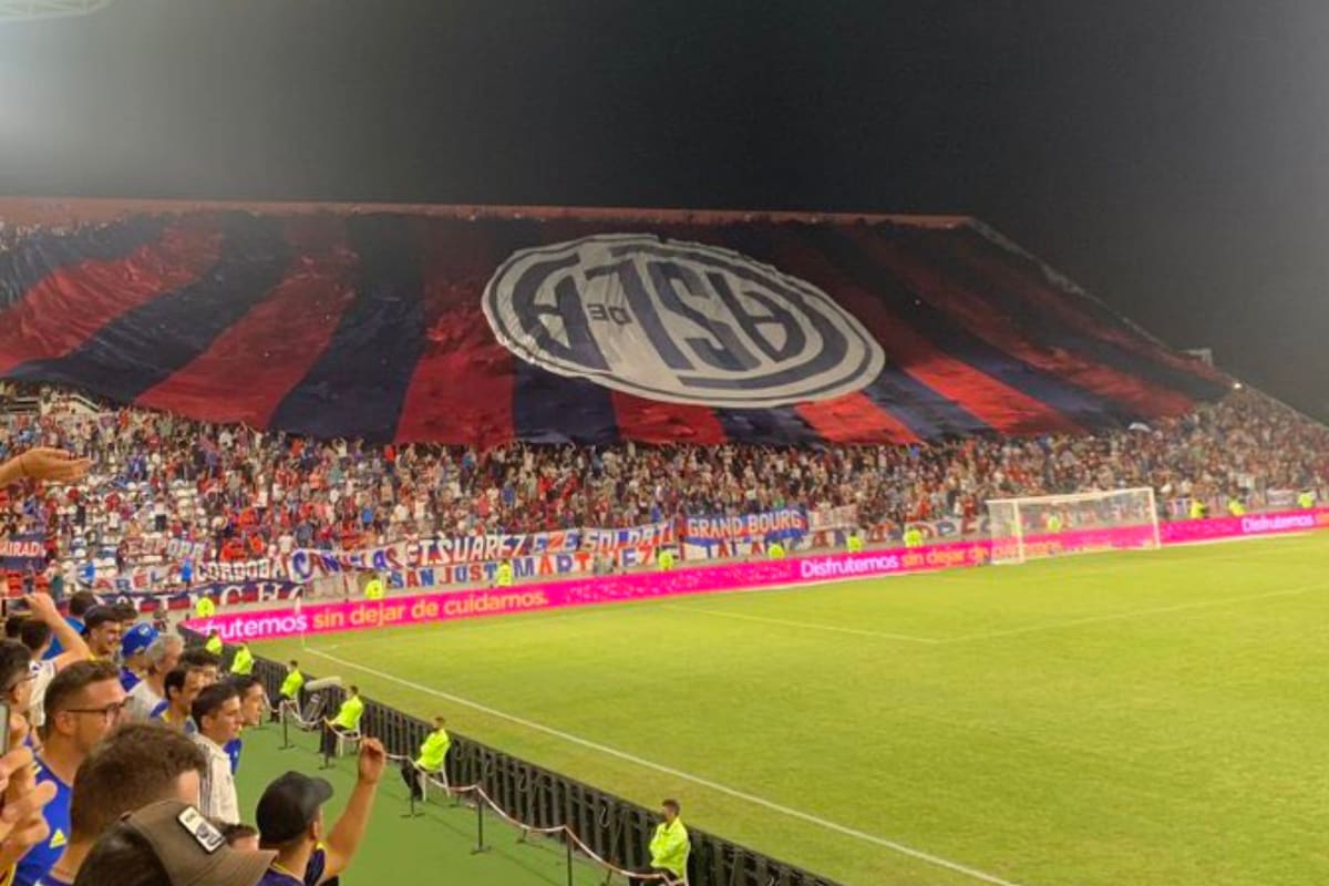 Los cuervos desplegaron la bandera con el escudo al revés