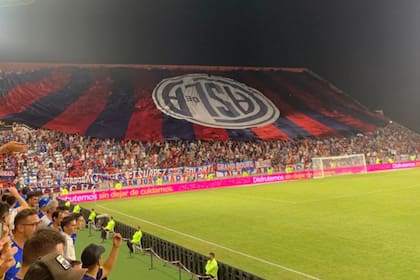 Los cuervos desplegaron la bandera con el escudo al revés