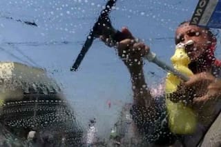 El intendente prohibió la venta ambulante y la actividad de limpiavidrios, trapitos y malabaristas sin autorización