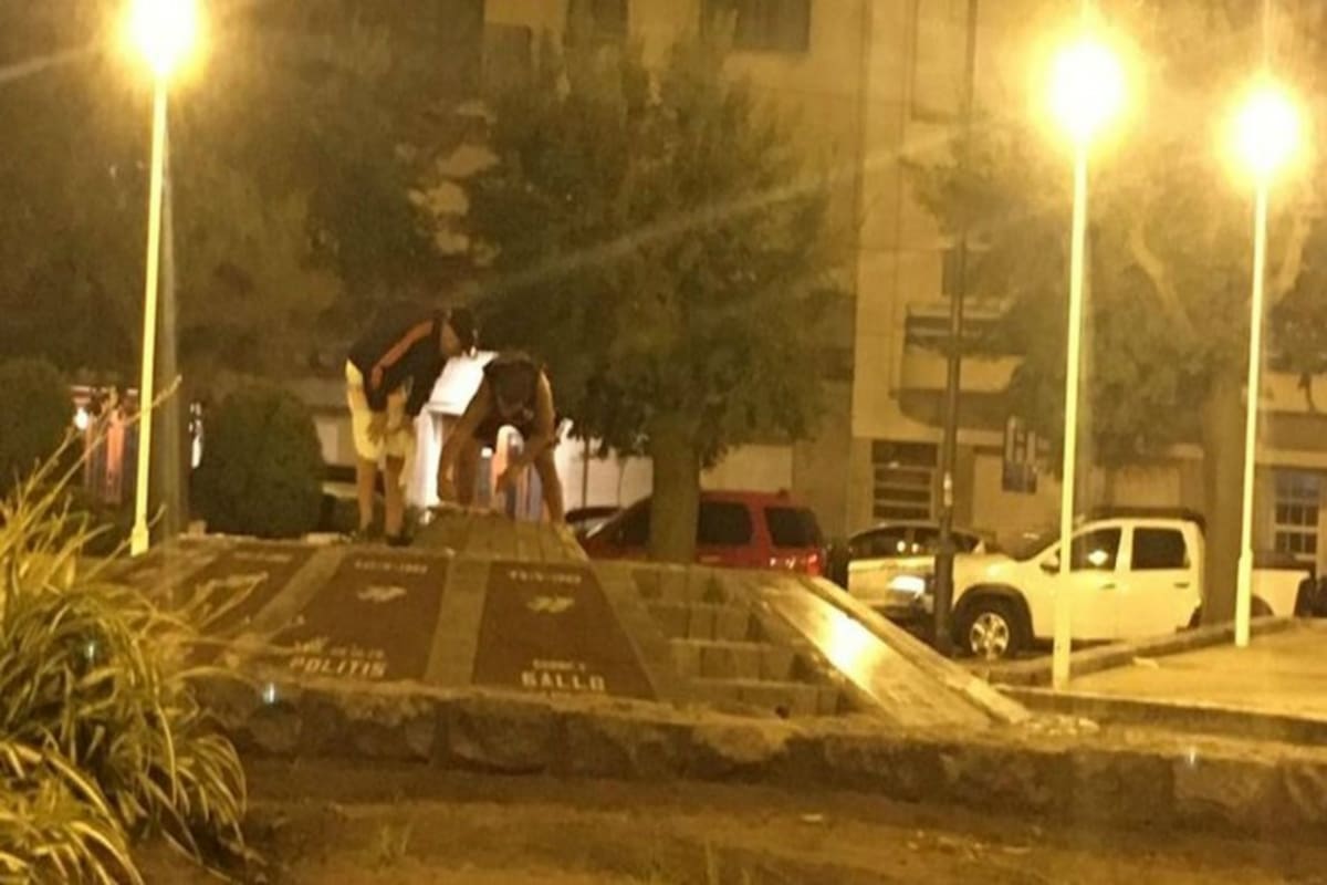 Los cuidacoches utilizaron el monumento para homenajear a los caídos en Malvinas para cocinar un asado.