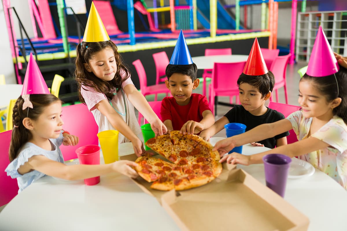 Los cumpleaños, una tradición alegre, pueden esconder un riesgo silencioso para la salud infantil si no se equilibran con hábitos saludables