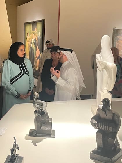 Los curadores de la muestra "Latinoamericano" con la jequesa Al Mayassa bint Hamad Khalifa Al Thani