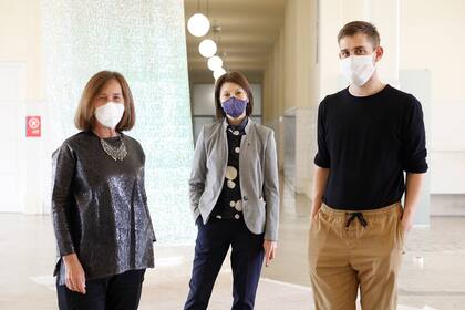 Los curadores Marina Aguerre y Leandro Martínez Depietri, junto con Diana Wechsler (centro), directora artística de Bienalsur
