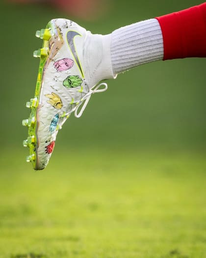 Los curiosos botines de Olise para el último partido contra Suecia que tenía dibujos animados hechos por el diseñador Matt DiGiacomo