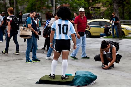 Los curiosos se divierten con Maradona