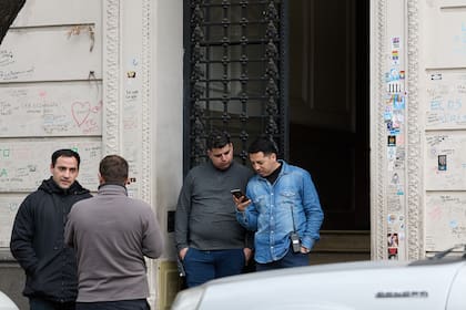 Los custodios en la entrada de San José 1111. En el hall hay un libro de visitas.