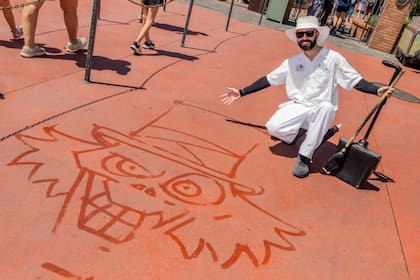 Los custodios que realizan Water Art pasan por un entrenamiento especial, que incluye varias horas de práctica detrás de escena antes de llevar sus creaciones al parque (Foto Disney)