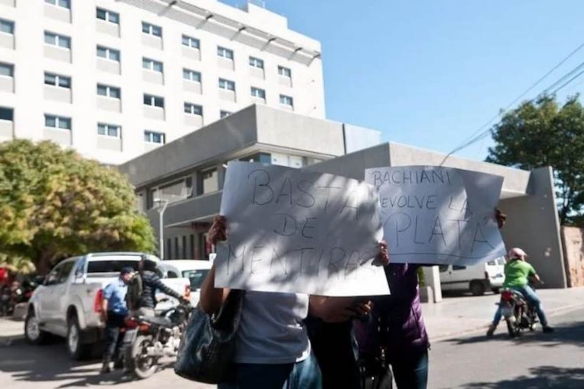 Los damnificados por Adhemar reclaman en la puerta de la clínica donde está el trader.