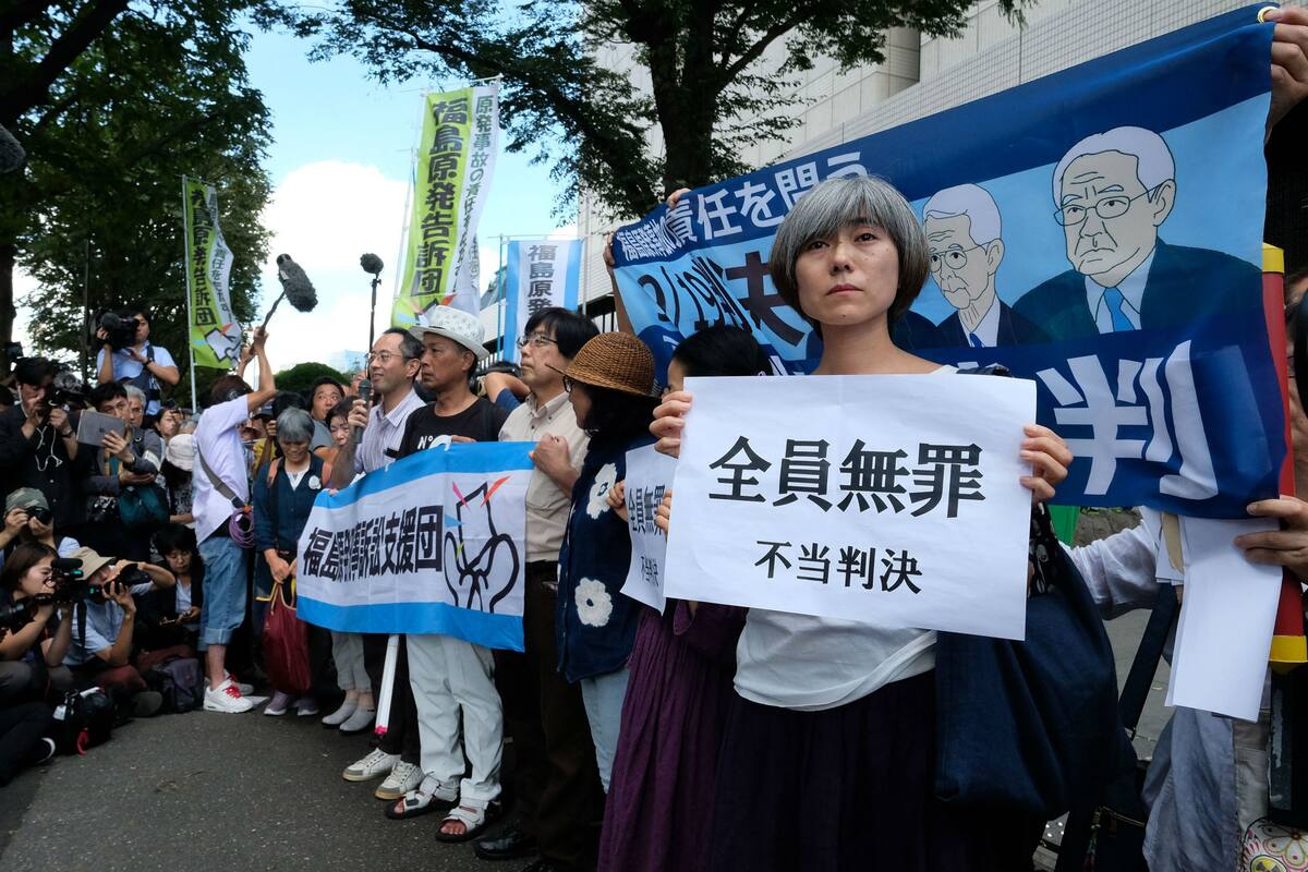 Los damnificados protestaron frente al Tribunal de Distrito de Tokio después de que el tribunal absolvió a tres ex funcionarios de la empresa que operaba la planta nuclear de Fukushima