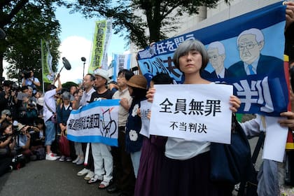 Los damnificados protestaron frente al Tribunal de Distrito de Tokio después de que el tribunal absolvió a tres ex funcionarios de la empresa que operaba la planta nuclear de Fukushima