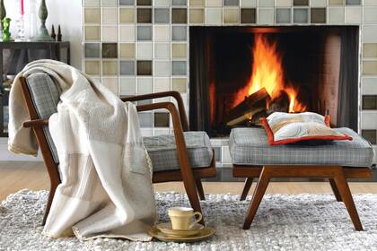 Los daneses promueven el estilo de vida Hygge invita a encontrar la felicidad en las pequeñas cosas, como disfrutar un momento a la luz de las velas o cerca de la chimenea.
