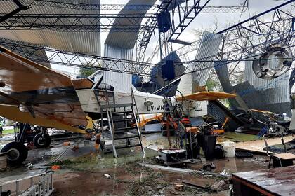 Los daños que dejó la tormenta en el aeródromo de la localidad de 9 Julio, fenómeno que provocó importantes destrozos también en La Pampa
