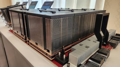 Los datacenter orientados a procesar los datos que dan vida a las inteligencias artificiales generativas requieren de procesadores especiales como los que AMD presentó esta semana