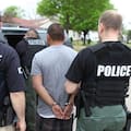 El ICE confirma más de 20.000 salvadoreños detenidos en redadas durante la era Trump