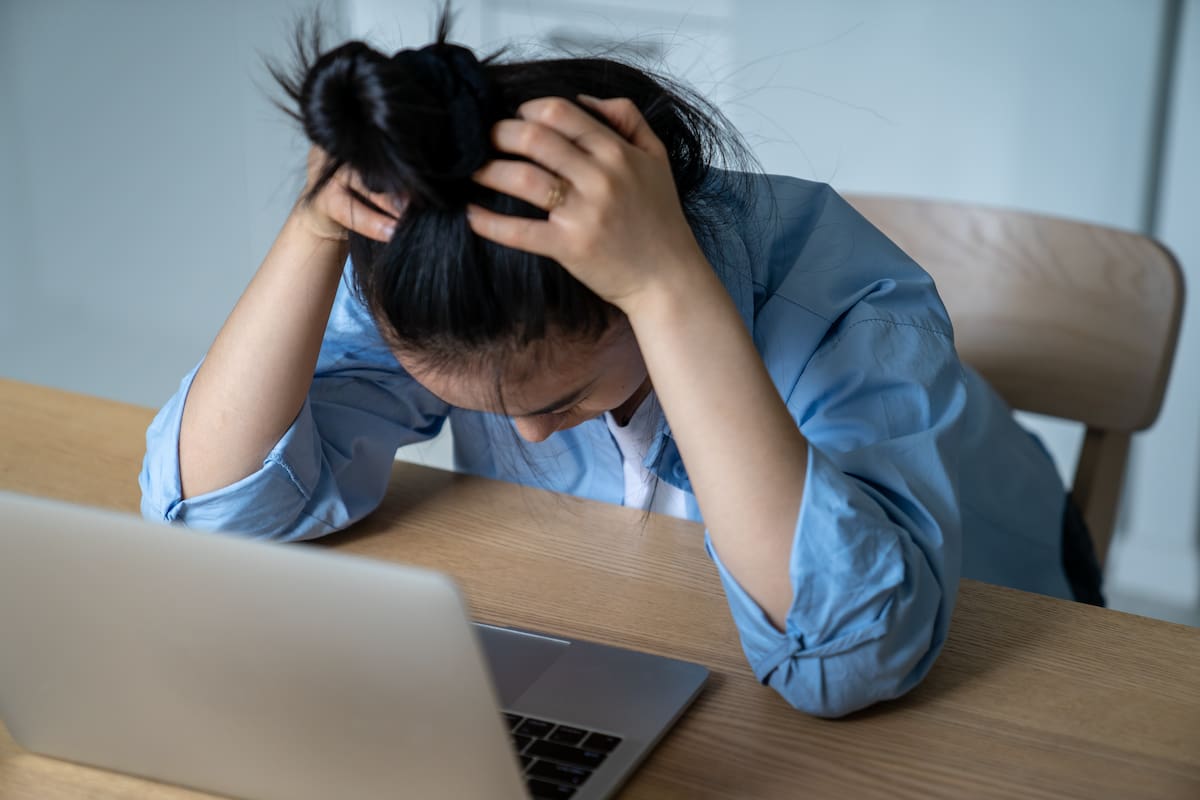 Los datos muestran que hubo una caída clara de los puestos formales, pero el nivel de ocupación total no se desplomó, en parte por el crecimiento de formas más precarias de trabajo