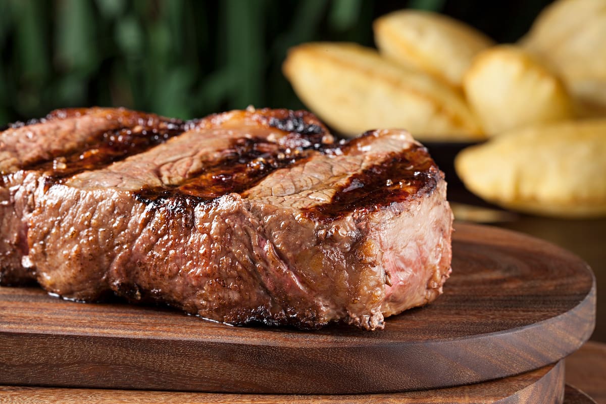 Los datos publicados por la Secretaría de Agricultura, Ganadería y Pesca indican que, durante el 2024, sobre un consumo total equivalente a 110 kg/habitante/año, la carne vacuna participó con el 43%, el pollo con el 41% y el cerdo con el 17%