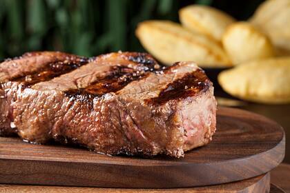 Los datos publicados por la Secretaría de Agricultura, Ganadería y Pesca indican que, durante el 2024, sobre un consumo total equivalente a 110 kg/habitante/año, la carne vacuna participó con el 43%, el pollo con el 41% y el cerdo con el 17%