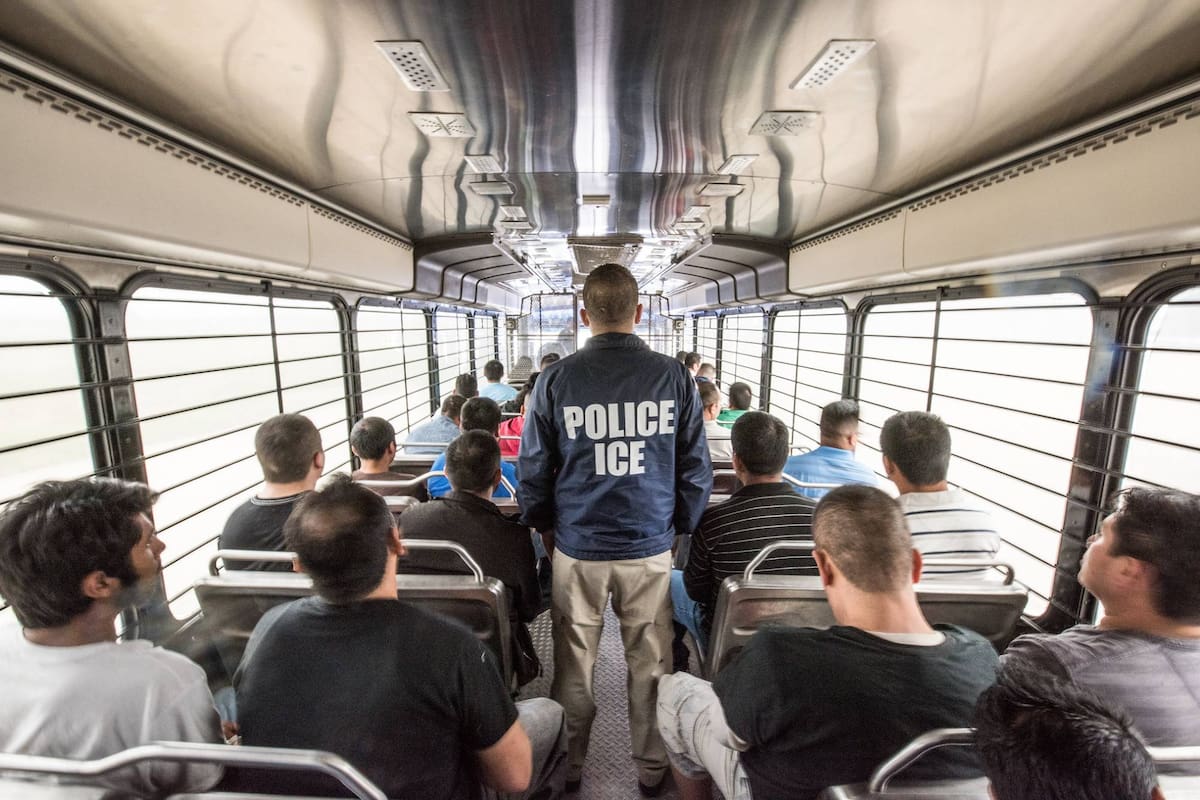 Los datos que revelan por qué el ICE prioriza arrestos de inmigrantes sin antecedentes penales, según el Washington Post