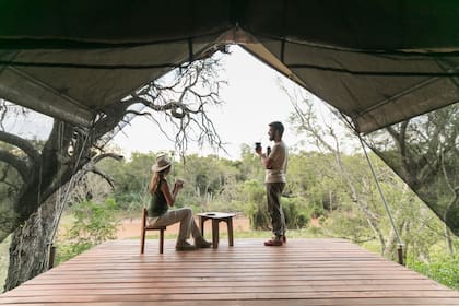 Los decks de la carpa tienen una gran vista al monte chaqueño.