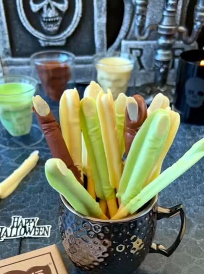 Los dedos tenebrosos de chocolate son una buena opción para ambientar tu casa durante la fiesta de Halloween
