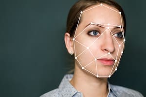 Los deepfakes son videos generados por computadora en los que una persona aparece diciendo o haciendo algo que no dijo o hizo; la imagen y el audio están manipulados para que parezcan reales