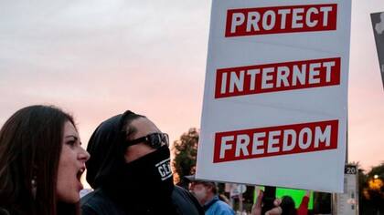 Los defensores de la neutralidad de Internet argumentan que acabar con la normativa comprometería una red abierta y libre