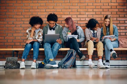La legislación prohíbe terminantemente a las instituciones educativas implementar políticas que excluyan estudiantes o restrinjan la participación familiar en programas escolares basándose en nacionalidad, ciudadanía o país de origen