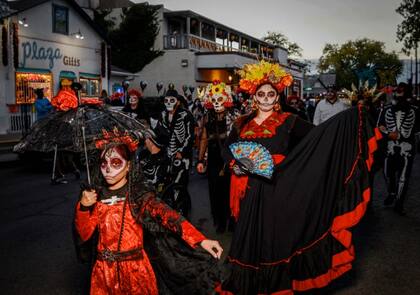 Los defiles son una de la mayor atracción de estos días (Díadelosmuertos/OldTownAlbuquerque)