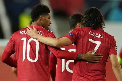 Los delanteros de Manchester United, celebran el gol del empate.