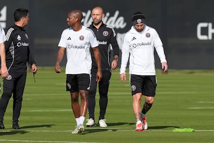 Los delanteros del Inter Miami Fafa Picault y Lionel Messi junto al entrenador Javier Mascherano en una sesión de práctica del equipo