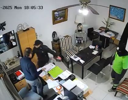 Los delincuentes amenazaron a uno de los empleados para que les diera el dinero