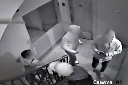Los delincuentes captados para una cámara de seguridad de un edificio de Recoleta