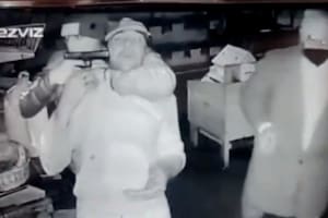 Los delincuentes confundieron al hombre con el dueño de la verdulería que estaban asaltando; le dispararon.