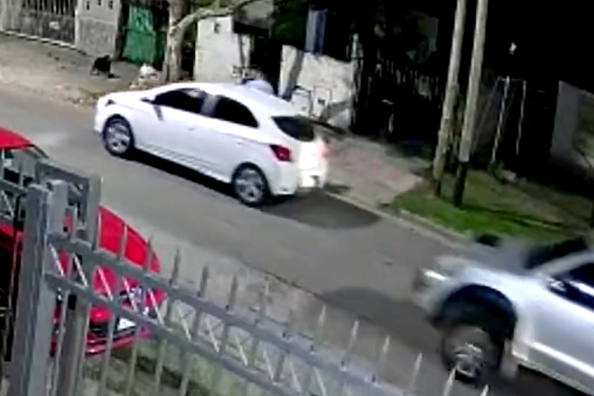 Los delincuentes escapan en dos vehículos