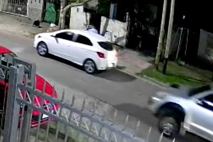 Los delincuentes escapan en dos vehículos