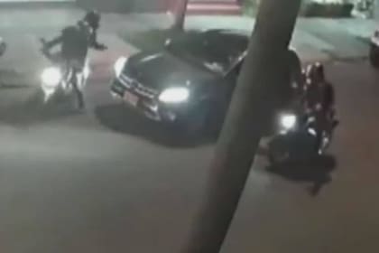 Los delincuentes fueron grabados por una cámara de seguridad en una zona de Bogotá cuando sacaron del vehículo al conductor, se subieron al coche y luego no encontraron la manera de hacerlo andar y tuvieron que abandonar el lugar