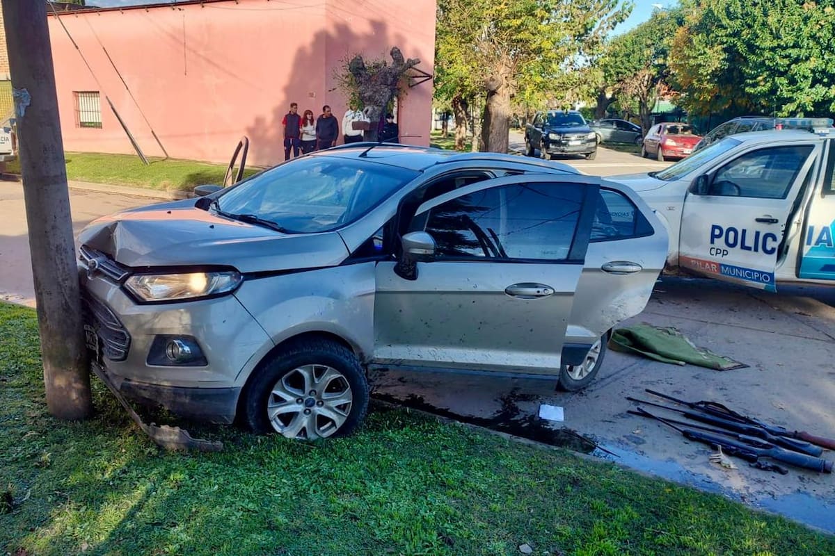 Los delincuentes perdieron el control de la camioneta y chocaron contra un poste