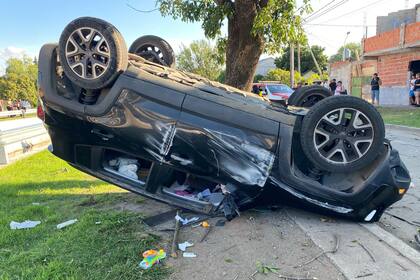 Los delincuentes perdieron el control y volcaron en Malvinas Argentinas tras robar un auto.