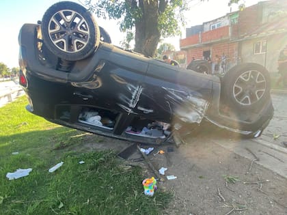 Los delincuentes perdieron el control y volcaron en Malvinas Argentinas tras robar un auto.