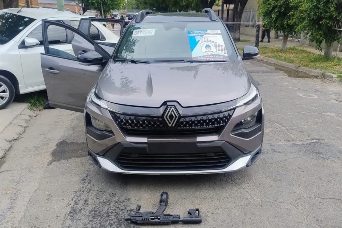 Los delincuentes portaban pistolas adaptadas como subfusiles tácticos con cargadores de 50 proyectiles