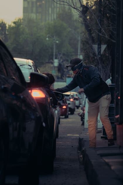 Los delincuentes pueden aprovechar a robar tu auto mientras retirás las botellas