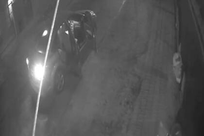 Los delincuentes quisieron abrir el portón del garage pero escaparon al recibir disparos del dueño de casa, un policía