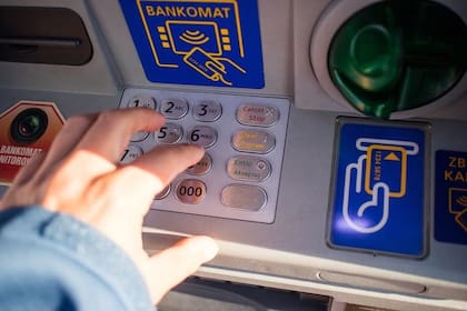 Los delincuentes suelen colocar skimmers en las ranuras de cajeros automáticos y en terminales de cobro. Foto: Especial