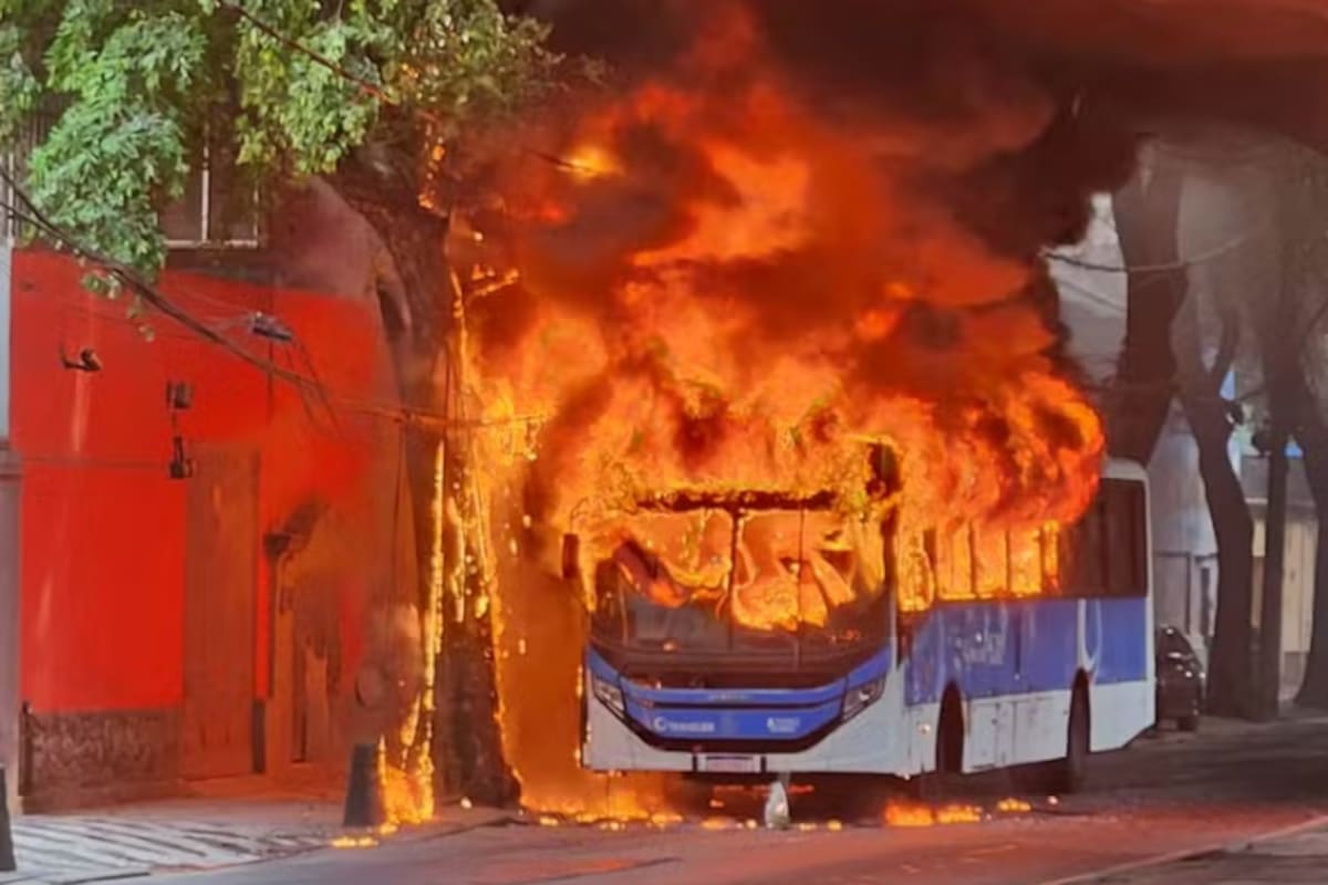 Los delincuentes usan los colectivos como barricadas, en represalia por el operativo contra Claudio Augusto dos Santos. (Foto: André Coelho/TV Globo)