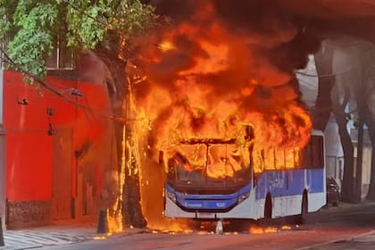 Los delincuentes usan los colectivos como barricadas, en represalia por el operativo contra Claudio Augusto dos Santos. (Foto: André Coelho/TV Globo)